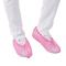 A chuva cor-de-rosa impermeabiliza não a sapata de patim cobre PP descartáveis
